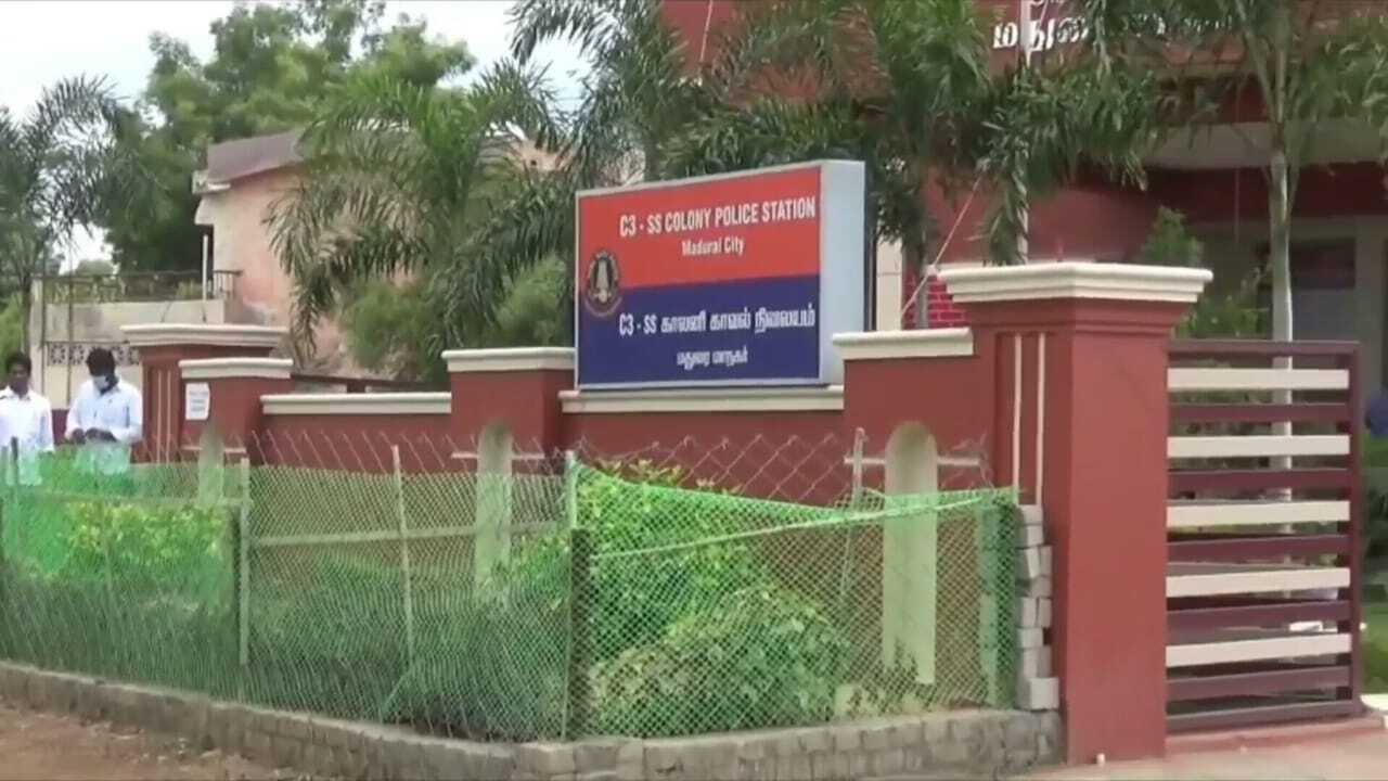 பாஸ் காசு இல்ல கொஞ்சம் சரக்கு வாங்கி கொடுங்க....! ஓசியில் சரக்கு கேட்டு மதுபான கடையை சூறையாடிய குடிமகன்கள்....! மதுரையில் ஒரே பரபரப்பு! 
