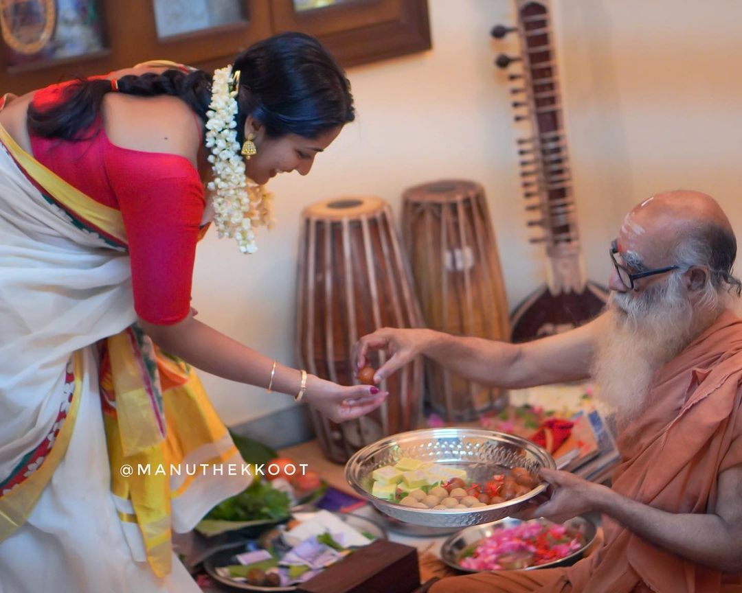 സാരിയില്‍ തിളങ്ങി നവ്യ നായര്‍: കൂട്ടിന് റൂമി വചനങ്ങളും, വൈറലായി ചിത്രങ്ങള്‍