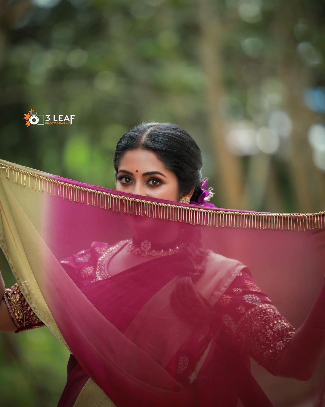 സാരിയില്‍ തിളങ്ങി നവ്യ നായര്‍: കൂട്ടിന് റൂമി വചനങ്ങളും, വൈറലായി ചിത്രങ്ങള്‍