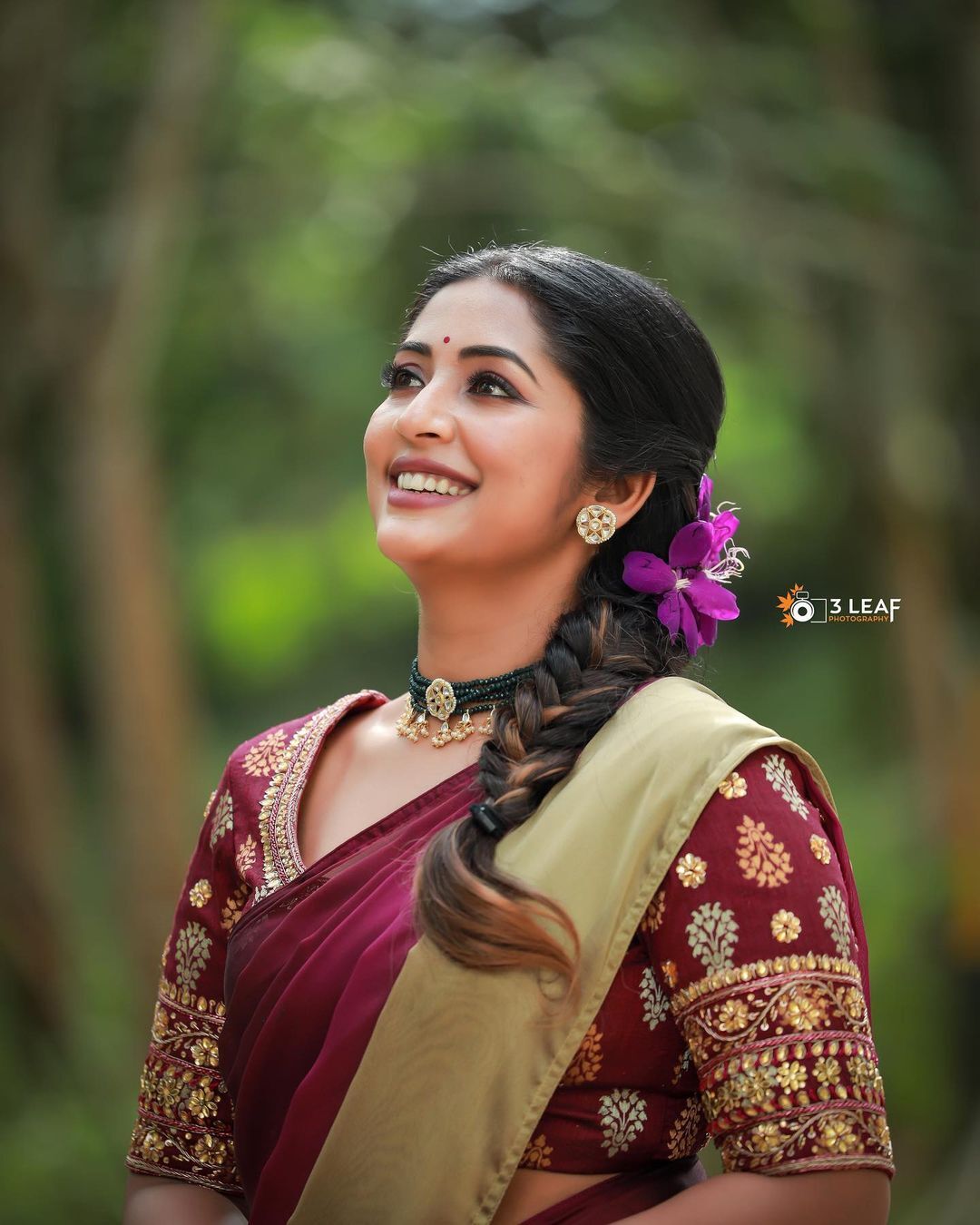 സാരിയില്‍ തിളങ്ങി നവ്യ നായര്‍: കൂട്ടിന് റൂമി വചനങ്ങളും, വൈറലായി ചിത്രങ്ങള്‍