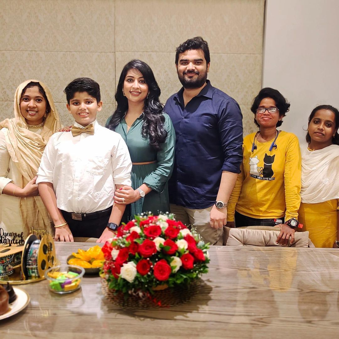 സാരിയില്‍ തിളങ്ങി നവ്യ നായര്‍: കൂട്ടിന് റൂമി വചനങ്ങളും, വൈറലായി ചിത്രങ്ങള്‍