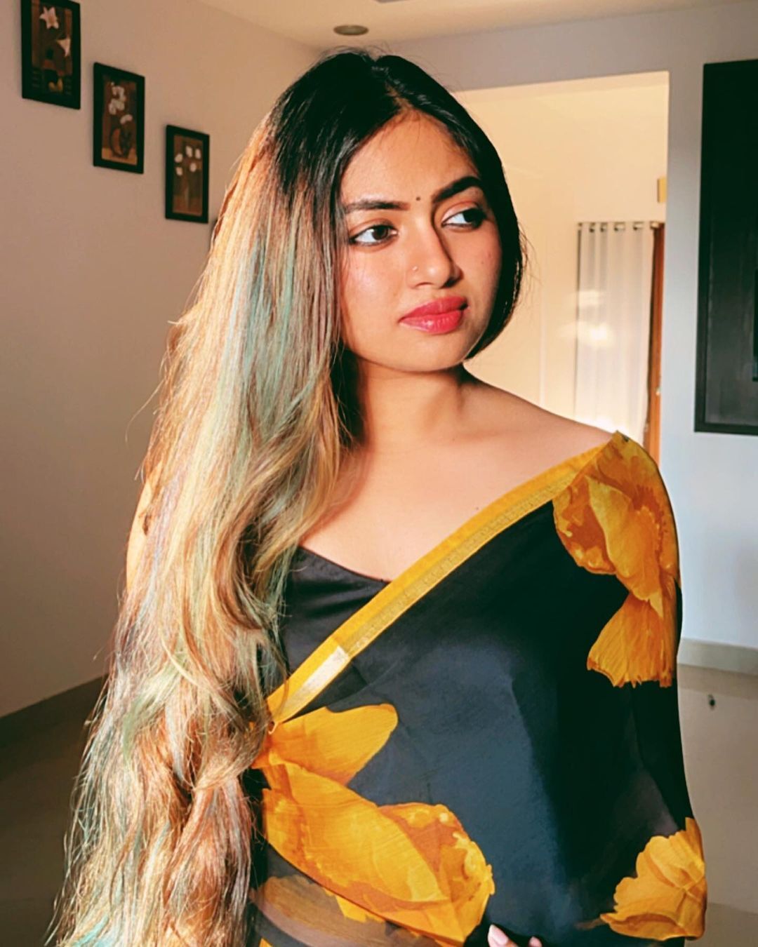  'സൺ കിസ്ഡ്'.....'ഹേയ് ബ്യൂട്ടി'യെന്ന് ആരാധകർ..കറുപ്പ് ഫ്ളോറൽ സാരിയിൽ ശാലിൻ സോയയുടെ ചിത്രങ്ങൾ വൈറൽ