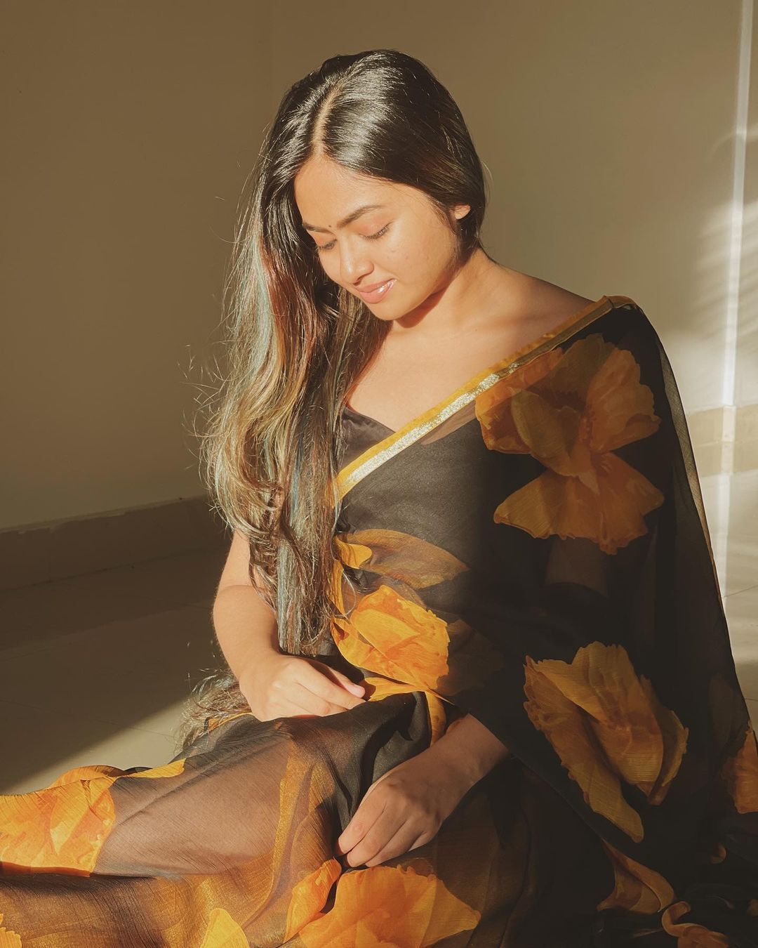  'സൺ കിസ്ഡ്'.....'ഹേയ് ബ്യൂട്ടി'യെന്ന് ആരാധകർ..കറുപ്പ് ഫ്ളോറൽ സാരിയിൽ ശാലിൻ സോയയുടെ ചിത്രങ്ങൾ വൈറൽ