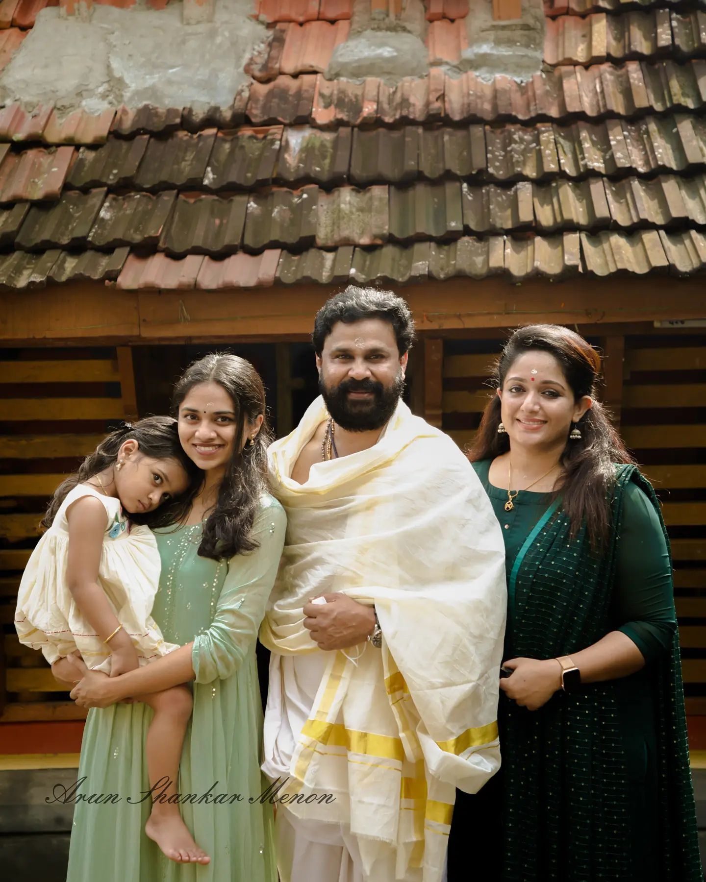 'ചിണുങ്ങാതെ അടങ്ങിയിരിക്ക് മാമാട്ടിക്കുട്ടീ'..ചിരി അടക്കാനാകാതെ കാവ്യ.. ദിലീപിനെ കെട്ടിപിടിച്ച് മഹാലക്ഷ്മി.. പുതിയ ചിത്രങ്ങൾ