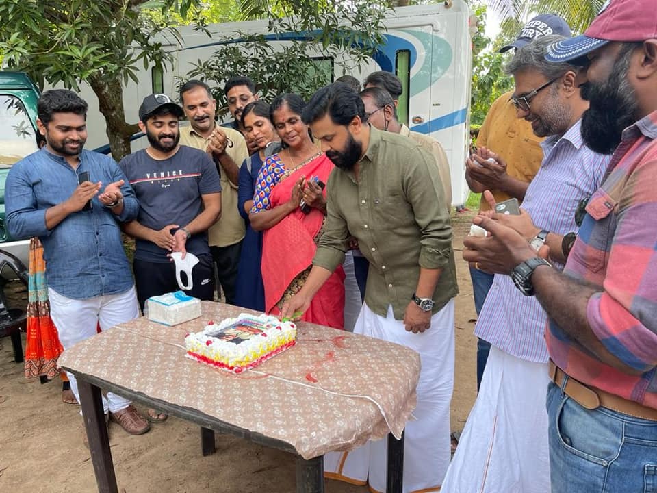 ദിലീപിന് പിറന്നാള്‍ ആശംസകള്‍ നേര്‍ന്ന് കാവ്യാ മാധവനും മീനാക്ഷിയും; ഞെട്ടിച്ച് ദുല്‍ഖറും