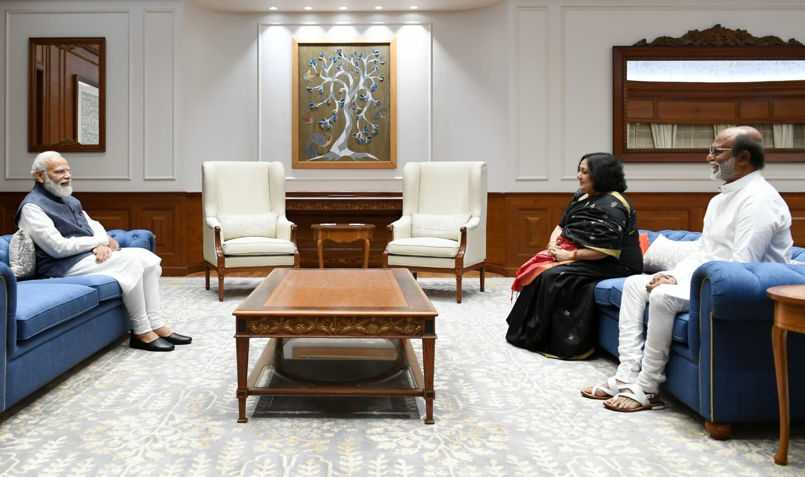 ஜனாதிபதி,பிரதமருடன் நடிகர் ரஜினிகாந்த்...! இணையத்தை கலக்கும் வைரல் புகைப்படம்!