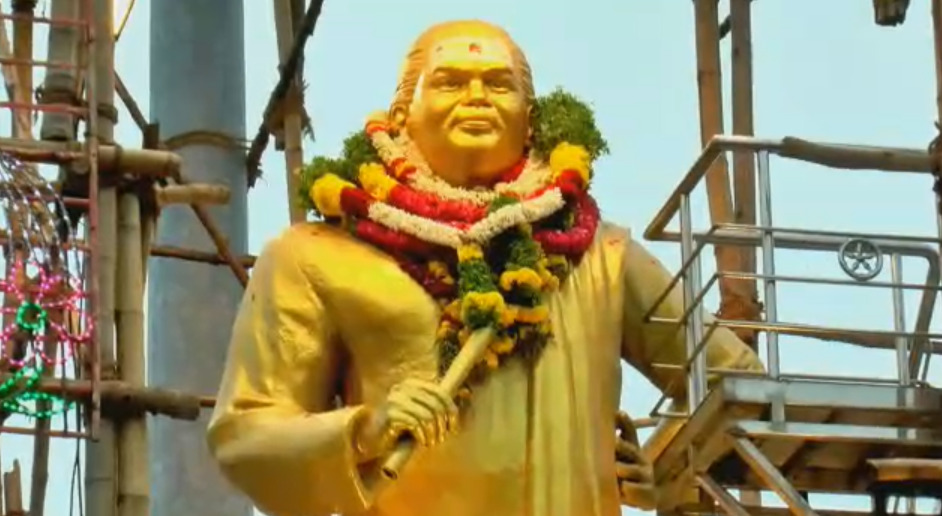 மதுரை கோரிப்பாளையம் முத்துராமலிங்கத் தேவர் சிலைக்கு சசிகலா மாலை அணிவித்து மரியாதை...! ஜெயலலிதாவின் பிரசார வாகனத்தில் சசிகலா...!  