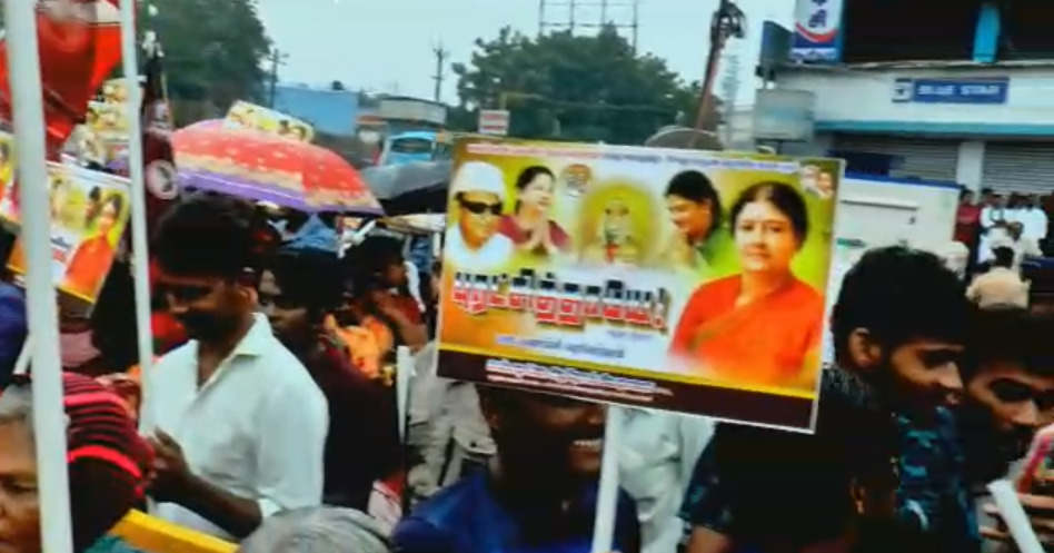 மதுரை கோரிப்பாளையம் முத்துராமலிங்கத் தேவர் சிலைக்கு சசிகலா மாலை அணிவித்து மரியாதை...! ஜெயலலிதாவின் பிரசார வாகனத்தில் சசிகலா...!  