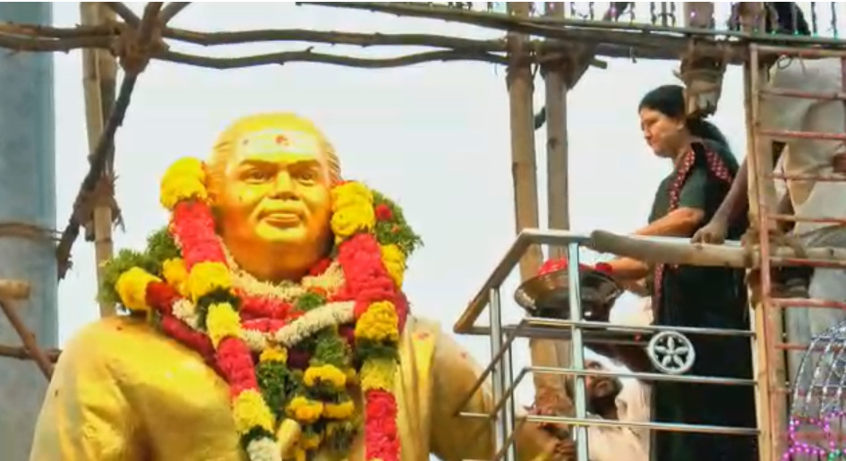 மதுரை கோரிப்பாளையம் முத்துராமலிங்கத் தேவர் சிலைக்கு சசிகலா மாலை அணிவித்து மரியாதை...! ஜெயலலிதாவின் பிரசார வாகனத்தில் சசிகலா...!  