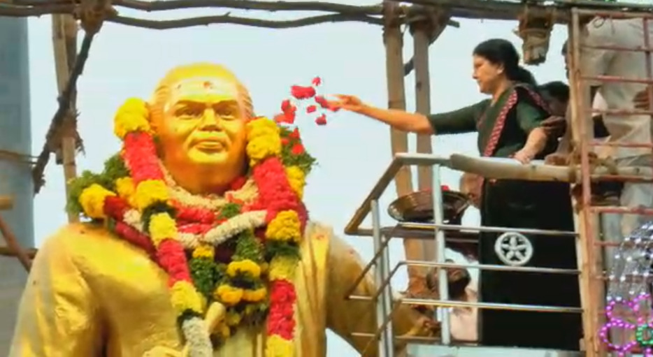 மதுரை கோரிப்பாளையம் முத்துராமலிங்கத் தேவர் சிலைக்கு சசிகலா மாலை அணிவித்து மரியாதை...! ஜெயலலிதாவின் பிரசார வாகனத்தில் சசிகலா...!  