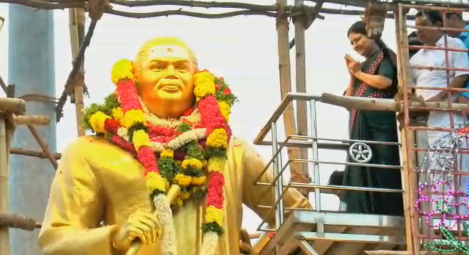 மதுரை கோரிப்பாளையம் முத்துராமலிங்கத் தேவர் சிலைக்கு சசிகலா மாலை அணிவித்து மரியாதை...! ஜெயலலிதாவின் பிரசார வாகனத்தில் சசிகலா...!  