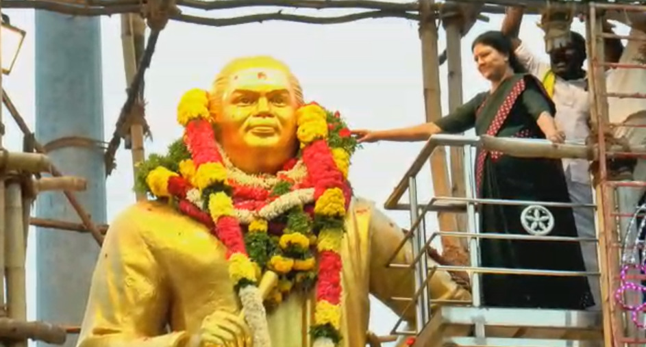 மதுரை கோரிப்பாளையம் முத்துராமலிங்கத் தேவர் சிலைக்கு சசிகலா மாலை அணிவித்து மரியாதை...! ஜெயலலிதாவின் பிரசார வாகனத்தில் சசிகலா...!  