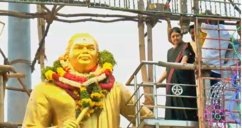 மதுரை கோரிப்பாளையம் முத்துராமலிங்கத் தேவர் சிலைக்கு சசிகலா மாலை அணிவித்து மரியாதை...! ஜெயலலிதாவின் பிரசார வாகனத்தில் சசிகலா...!  