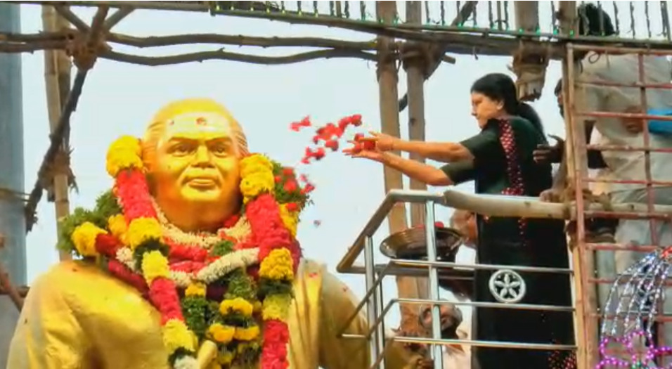 மதுரை கோரிப்பாளையம் முத்துராமலிங்கத் தேவர் சிலைக்கு சசிகலா மாலை அணிவித்து மரியாதை...! ஜெயலலிதாவின் பிரசார வாகனத்தில் சசிகலா...!  