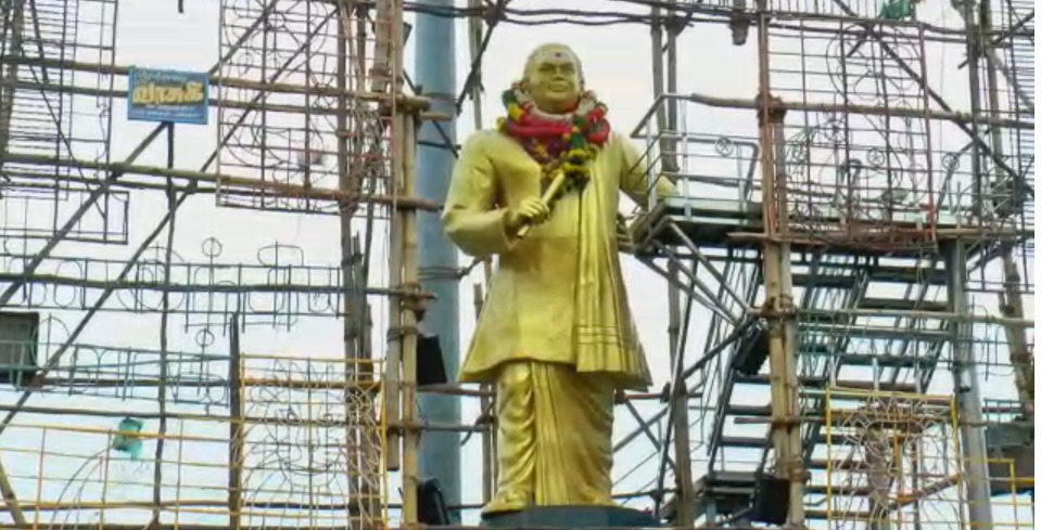 மதுரை கோரிப்பாளையம் முத்துராமலிங்கத் தேவர் சிலைக்கு சசிகலா மாலை அணிவித்து மரியாதை...! ஜெயலலிதாவின் பிரசார வாகனத்தில் சசிகலா...!  