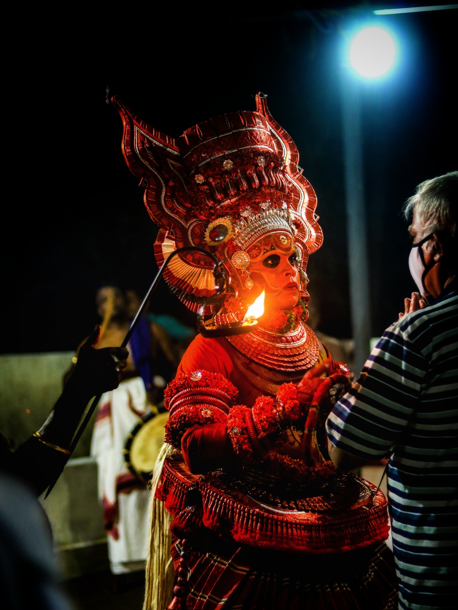  ഭക്തിയുടെ കനല്‍ ചൂടിലേക്ക്! വടക്കേ മലബാറിൽ ഇനി തെയ്യക്കാലം..ചിത്രങ്ങൾ 