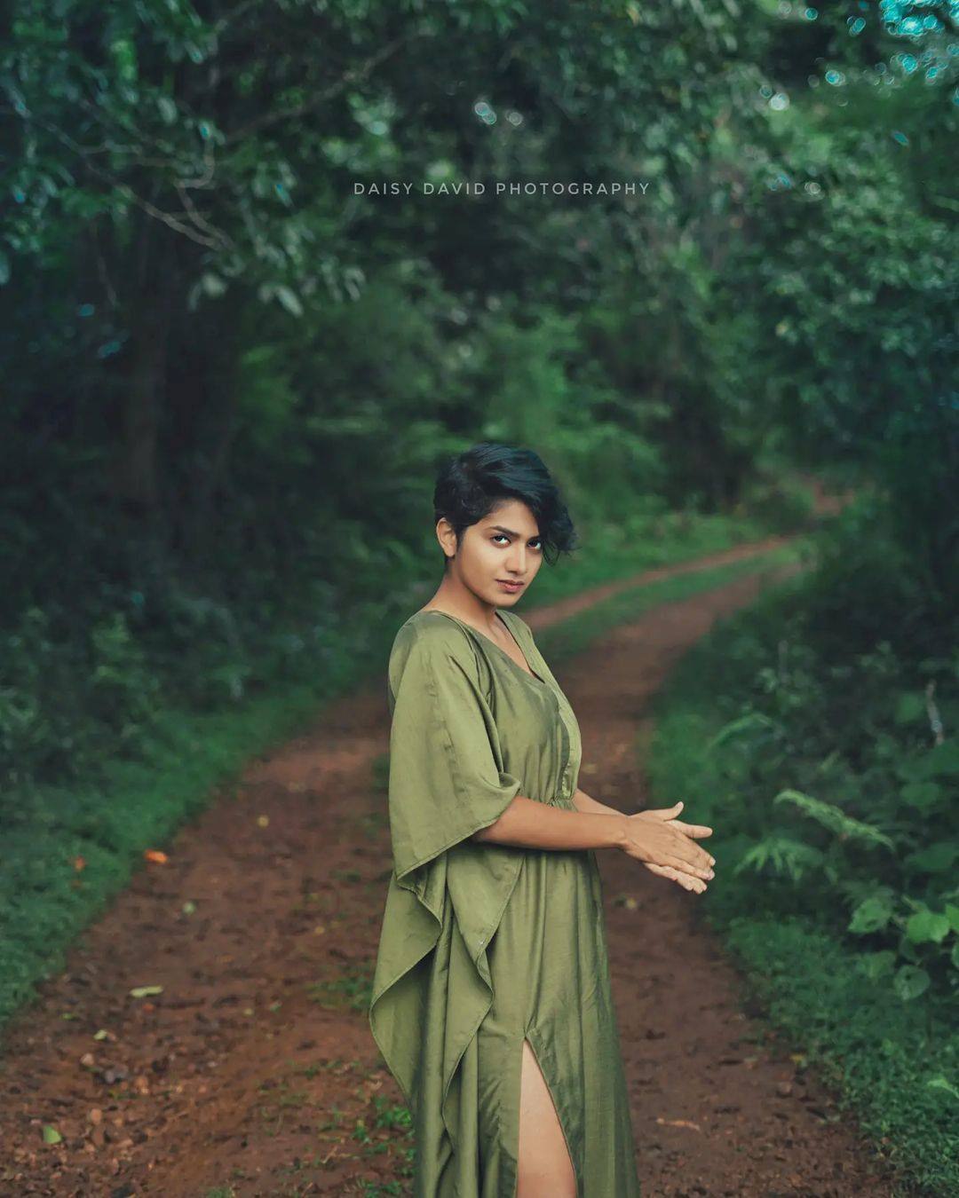 പച്ചപ്പില്‍ തിളങ്ങി അനാര്‍ക്കലി മരയ്ക്കാര്‍; പുതിയ ഫോട്ടോഷൂട്ട് കിടിലമെന്ന് ആരാധകര്‍