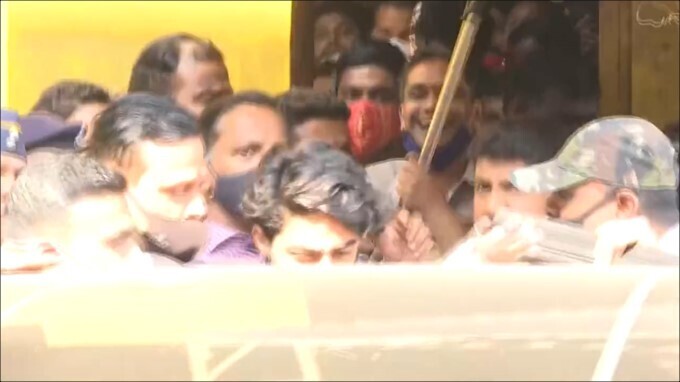 ആര്യൻ ജയിലിന് പുറത്ത്, കൊണ്ടുപോകാനെത്തി ഷാരൂഖ്, മന്നത്തിൽ വീണ്ടും വെളിച്ചം, ചിത്രങ്ങൾ