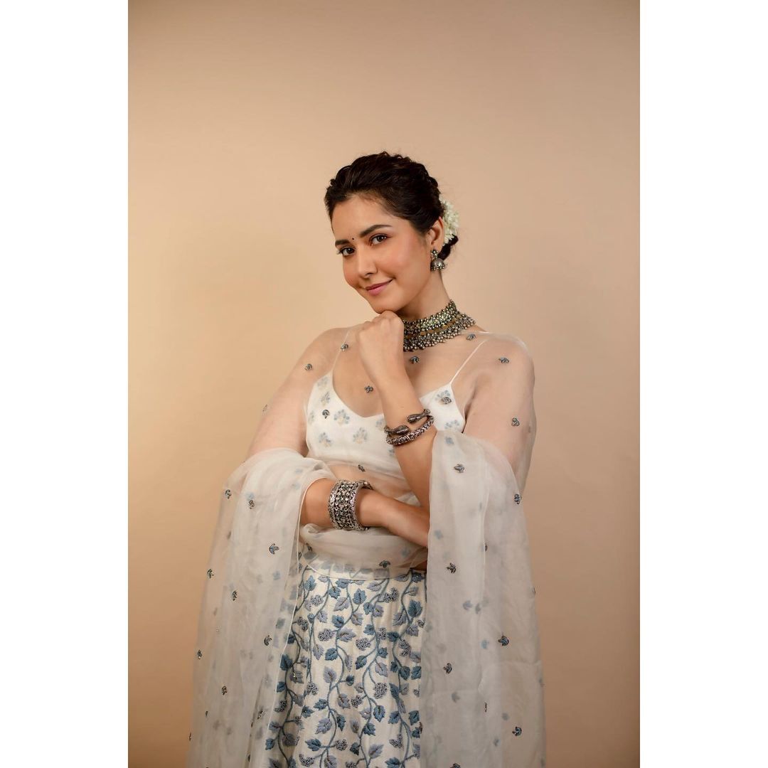 ഭ്രമിപ്പിക്കുന്ന ലുക്കില്‍ ഭ്രമം നായിക; റാഷി ഖന്നയുടെ പുത്തന്‍ ചിത്രങ്ങള്‍