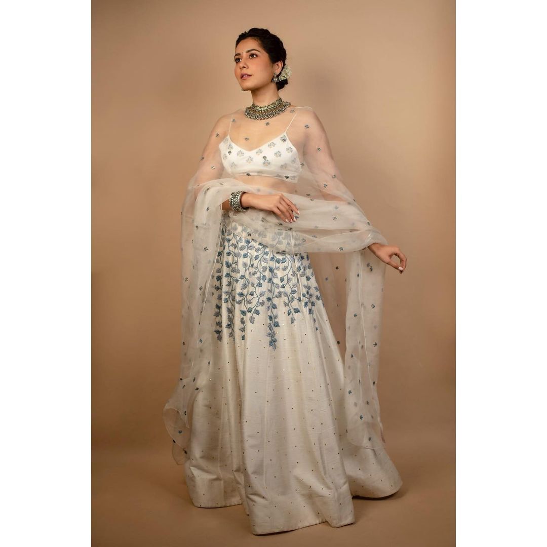 ഭ്രമിപ്പിക്കുന്ന ലുക്കില്‍ ഭ്രമം നായിക; റാഷി ഖന്നയുടെ പുത്തന്‍ ചിത്രങ്ങള്‍