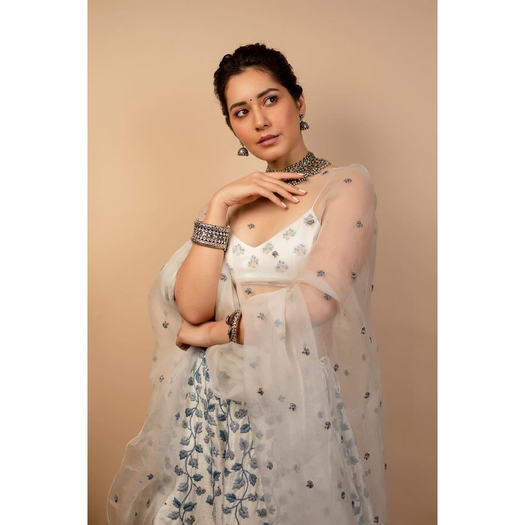 ഭ്രമിപ്പിക്കുന്ന ലുക്കില്‍ ഭ്രമം നായിക; റാഷി ഖന്നയുടെ പുത്തന്‍ ചിത്രങ്ങള്‍