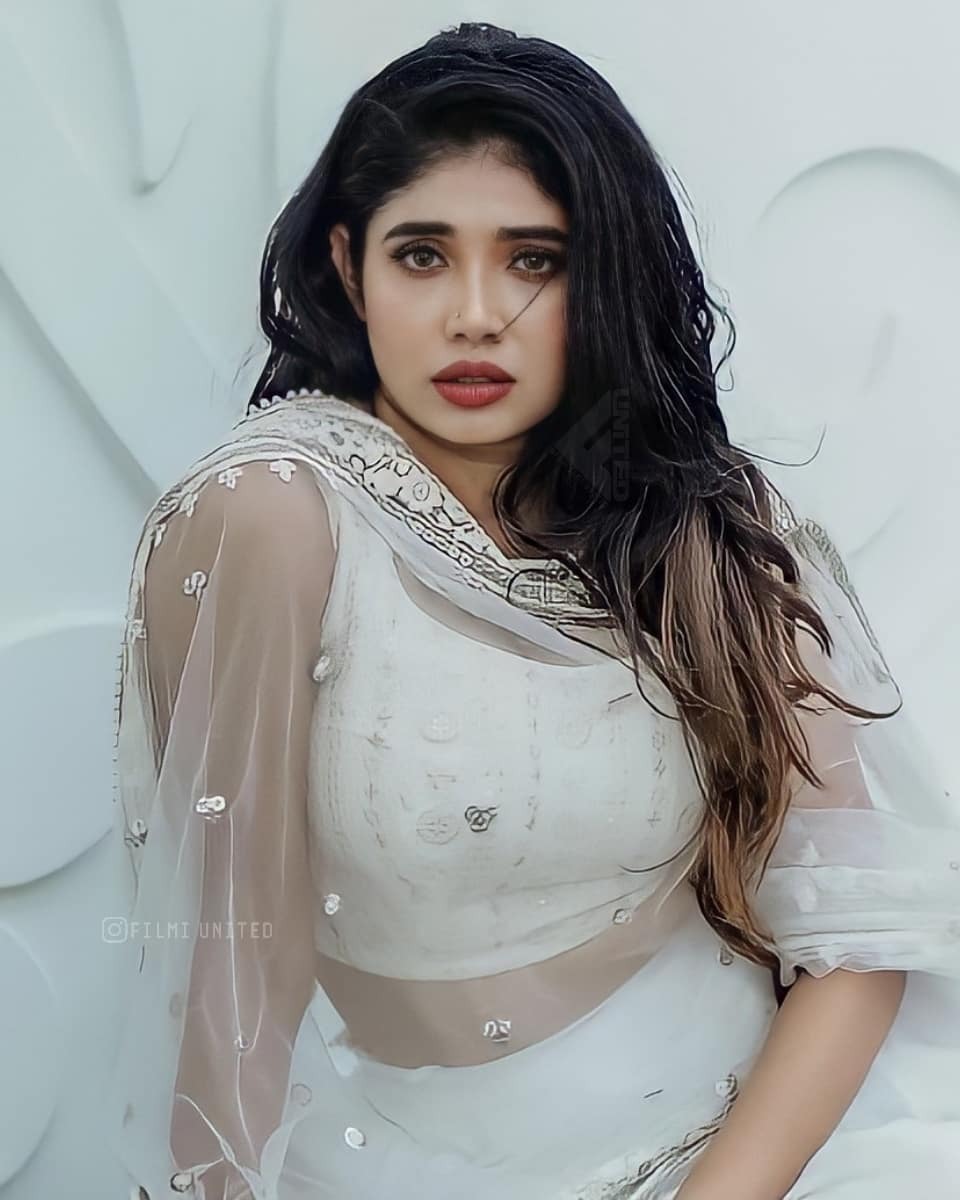 ഇതാര്... ഭൂമിയിലേക്ക് ഇറങ്ങി വന്ന മാലാഖയോ; അലസാന്‍ഡ്രയുടെ ഫോട്ടോഷൂട്ട് വൈറല്‍