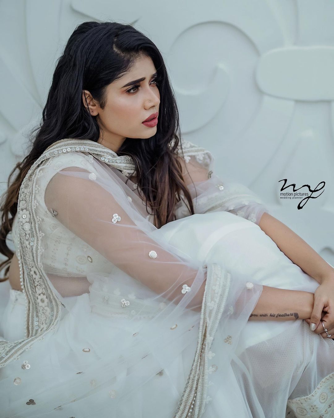 ഇതാര്... ഭൂമിയിലേക്ക് ഇറങ്ങി വന്ന മാലാഖയോ; അലസാന്‍ഡ്രയുടെ ഫോട്ടോഷൂട്ട് വൈറല്‍