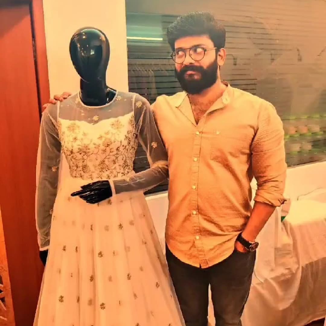 കല്യാണം ഉറപ്പിച്ചോ? ആരാധകരെ ചിരിപ്പിച്ച് ബിഗ് ബോസ് വിജയി മണിക്കുട്ടൻ, ചിത്രങ്ങൾ