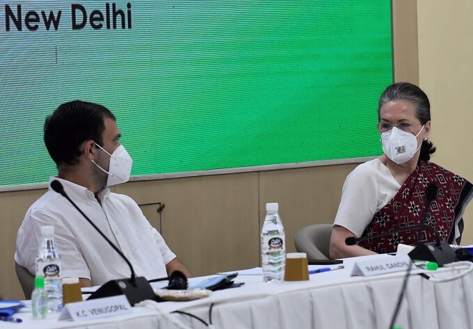 Congress Leaders During CWC meeting In New Delhi