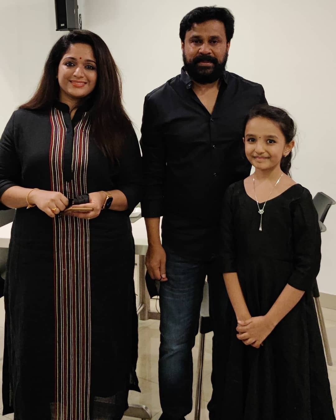 ഇതെന്താ കറുപ്പും കറുപ്പും? ദിലീപിന്റെയും കാവ്യയുടേയും പുതിയ ചിത്രങ്ങൾ വൈറൽ 