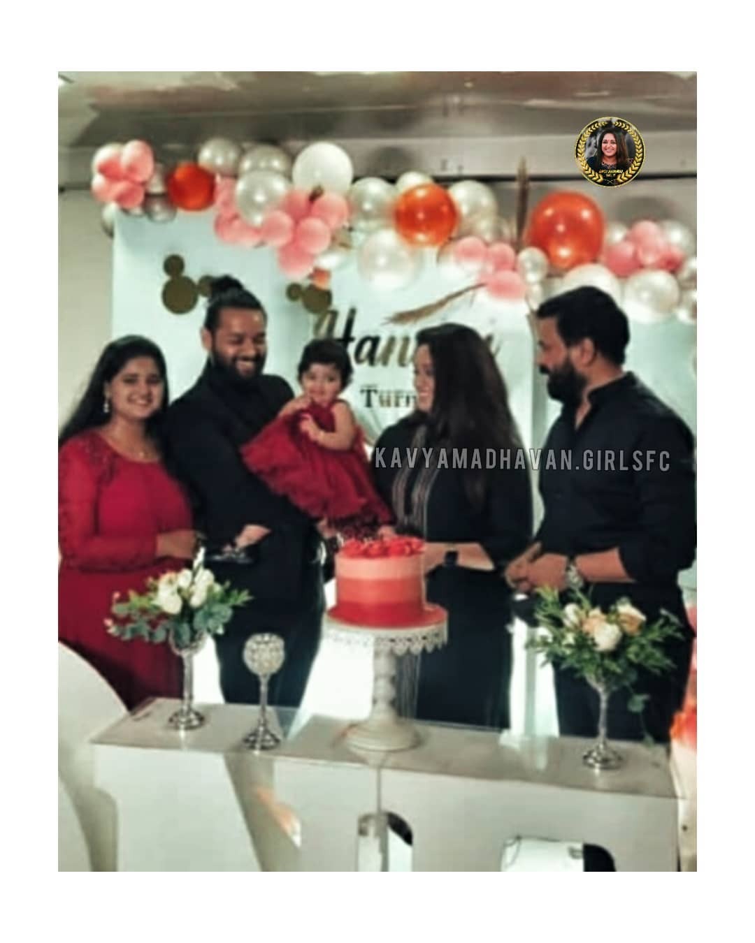 ഇതെന്താ കറുപ്പും കറുപ്പും? ദിലീപിന്റെയും കാവ്യയുടേയും പുതിയ ചിത്രങ്ങൾ വൈറൽ 