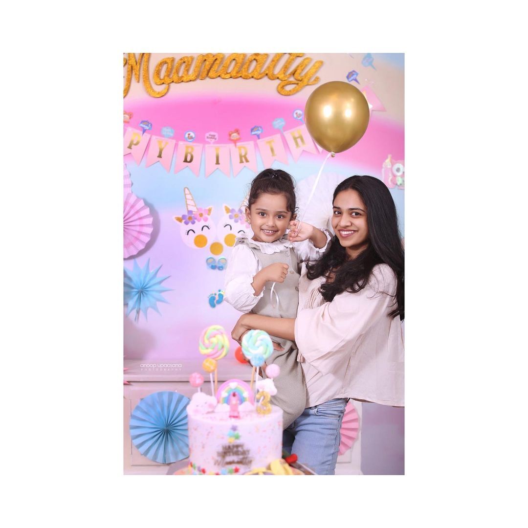 ഇത് മീനൂട്ടിയുടെ മാമാട്ടിക്കുട്ടിയമ്മ, അനിയത്തിക്കുട്ടിയുടെ പിറന്നാൾ ചിത്രവുമായി മീനാക്ഷി ദിലീപ് 