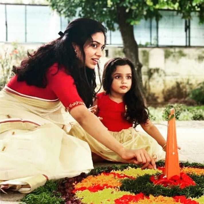 മീനാക്ഷിയെ കാണാനുളള യാത്രയാണോ? ദിലീപ്-കാവ്യ താരദമ്പതികളുടെ പുതിയ ചിത്രവും വൈറൽ