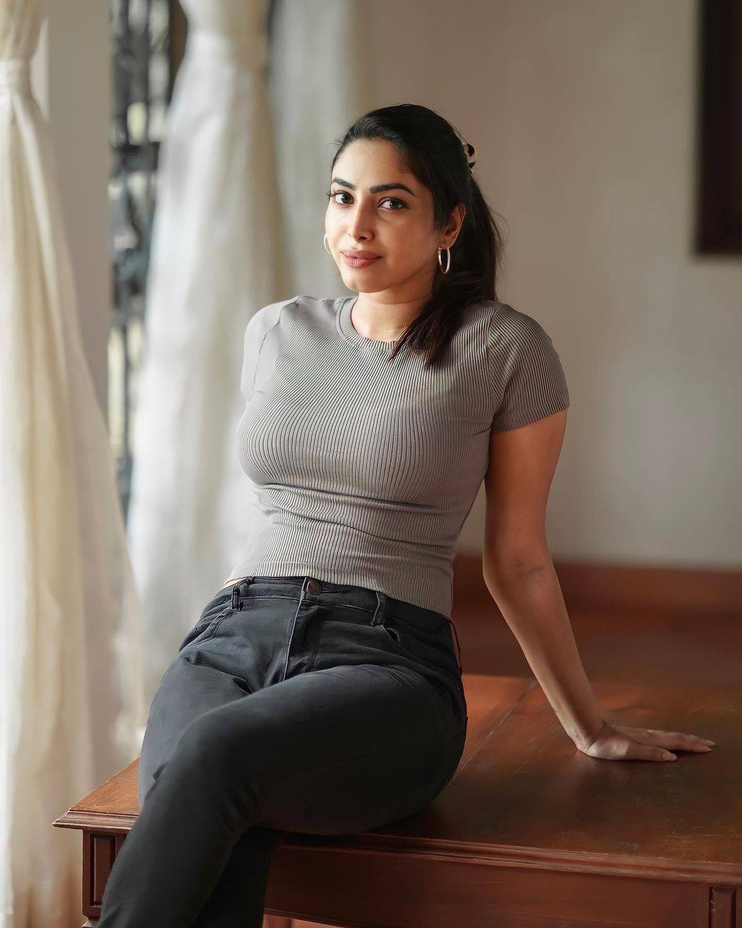 ഓരോ വീഴ്ചയ്ക്ക് ശേഷവും ഉയര്‍ച്ചയുണ്ടാകുമെന്ന് അമേയ, പൊളി ഫോട്ടോഷൂട്ടെന്ന് ആരാധകര്‍