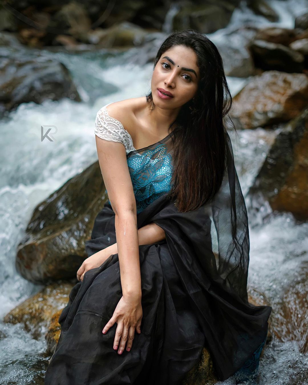 ഫോട്ടോയെടുക്കുന്ന നേരത്ത് അനക്ക് ഒരു കവിത എഴുതിക്കൂടെ; അമേയയുടെ വൈറല്‍ ഫോട്ടോയില്‍ ആരാധകര്‍