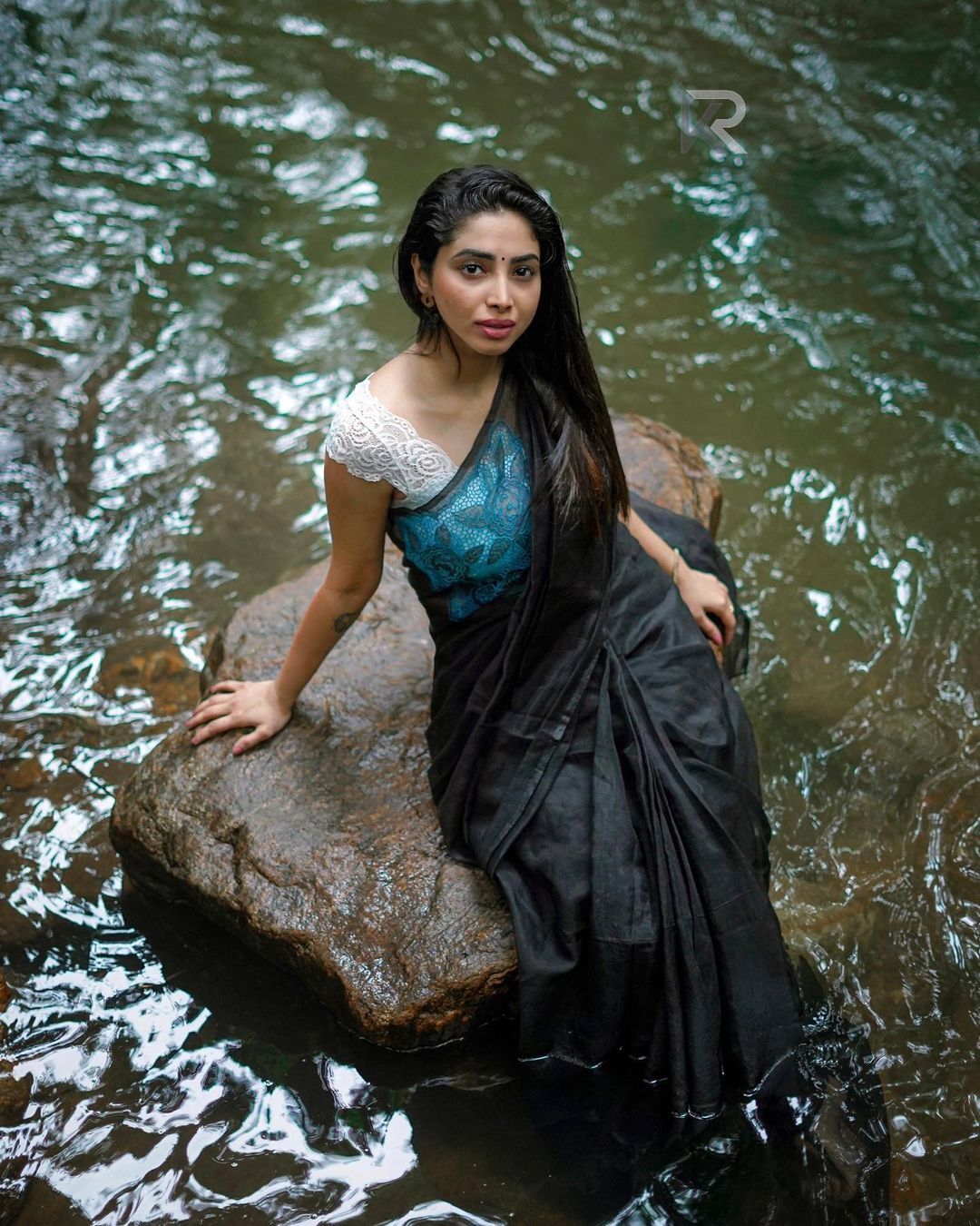 ഫോട്ടോയെടുക്കുന്ന നേരത്ത് അനക്ക് ഒരു കവിത എഴുതിക്കൂടെ; അമേയയുടെ വൈറല്‍ ഫോട്ടോയില്‍ ആരാധകര്‍