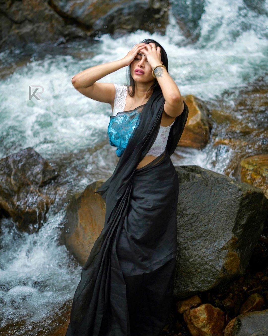 ഫോട്ടോയെടുക്കുന്ന നേരത്ത് അനക്ക് ഒരു കവിത എഴുതിക്കൂടെ; അമേയയുടെ വൈറല്‍ ഫോട്ടോയില്‍ ആരാധകര്‍