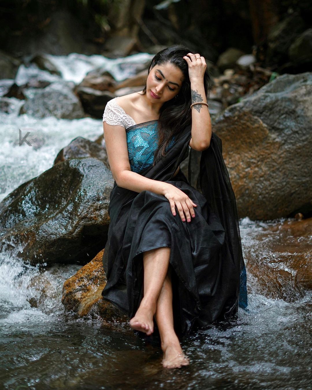 ഫോട്ടോയെടുക്കുന്ന നേരത്ത് അനക്ക് ഒരു കവിത എഴുതിക്കൂടെ; അമേയയുടെ വൈറല്‍ ഫോട്ടോയില്‍ ആരാധകര്‍