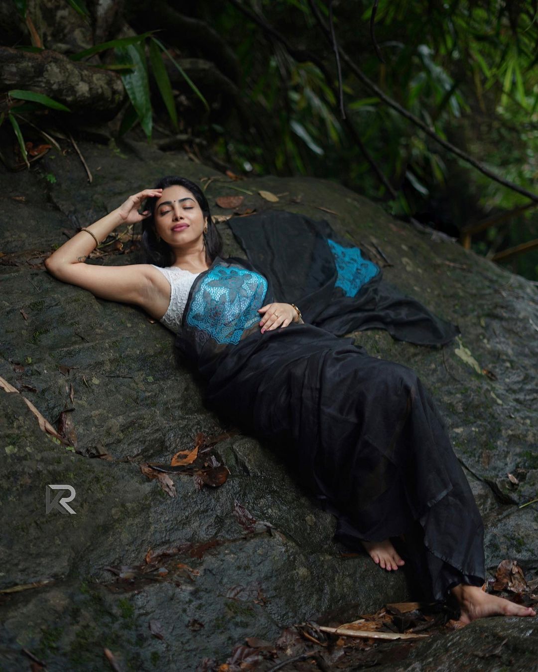 ഫോട്ടോയെടുക്കുന്ന നേരത്ത് അനക്ക് ഒരു കവിത എഴുതിക്കൂടെ; അമേയയുടെ വൈറല്‍ ഫോട്ടോയില്‍ ആരാധകര്‍