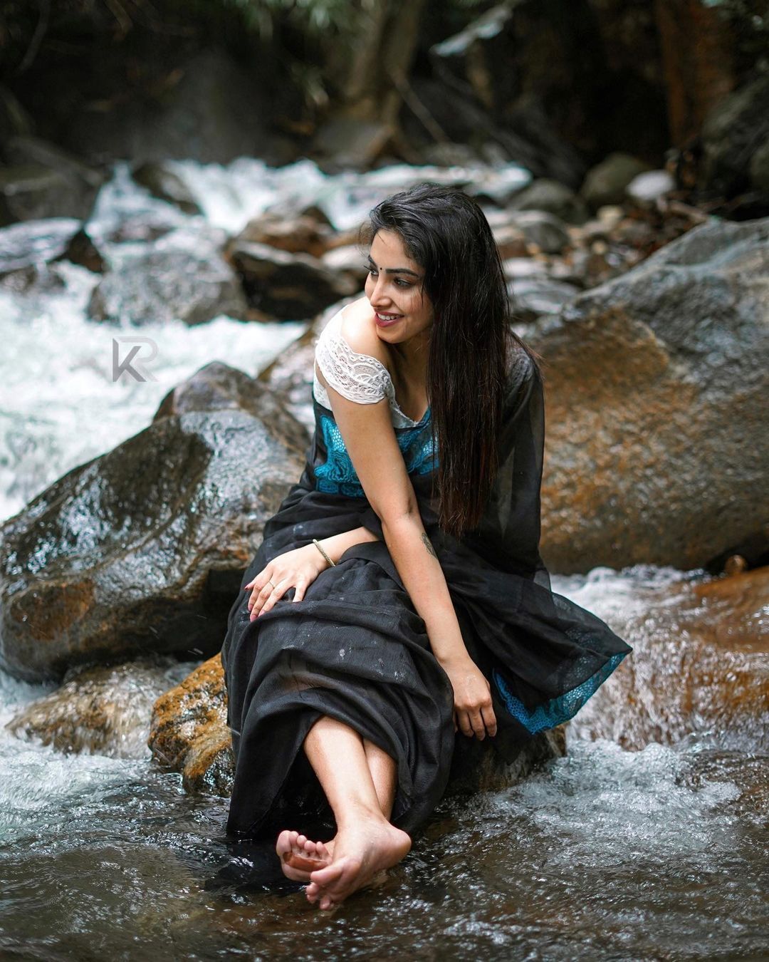 ഫോട്ടോയെടുക്കുന്ന നേരത്ത് അനക്ക് ഒരു കവിത എഴുതിക്കൂടെ; അമേയയുടെ വൈറല്‍ ഫോട്ടോയില്‍ ആരാധകര്‍