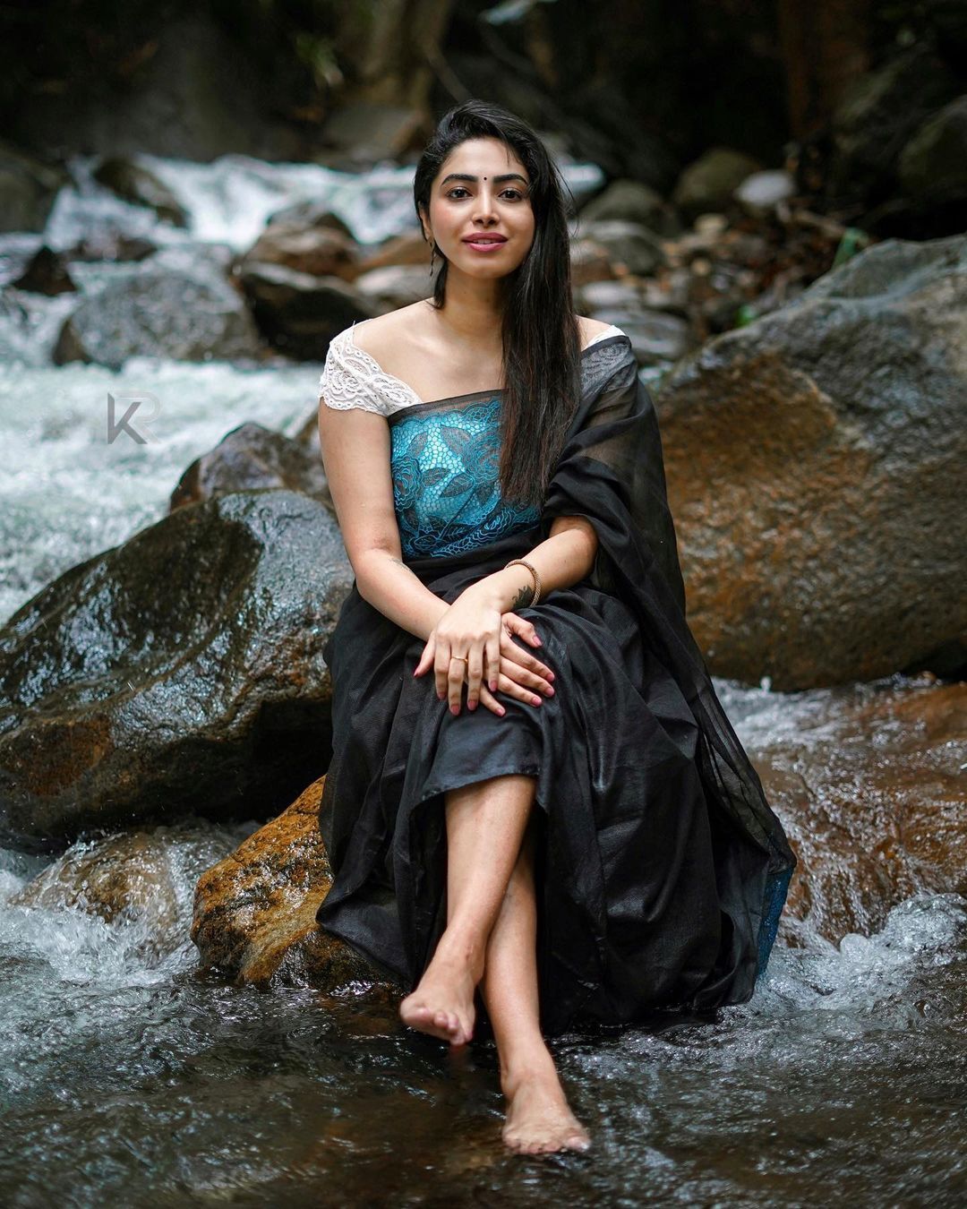 ഫോട്ടോയെടുക്കുന്ന നേരത്ത് അനക്ക് ഒരു കവിത എഴുതിക്കൂടെ; അമേയയുടെ വൈറല്‍ ഫോട്ടോയില്‍ ആരാധകര്‍