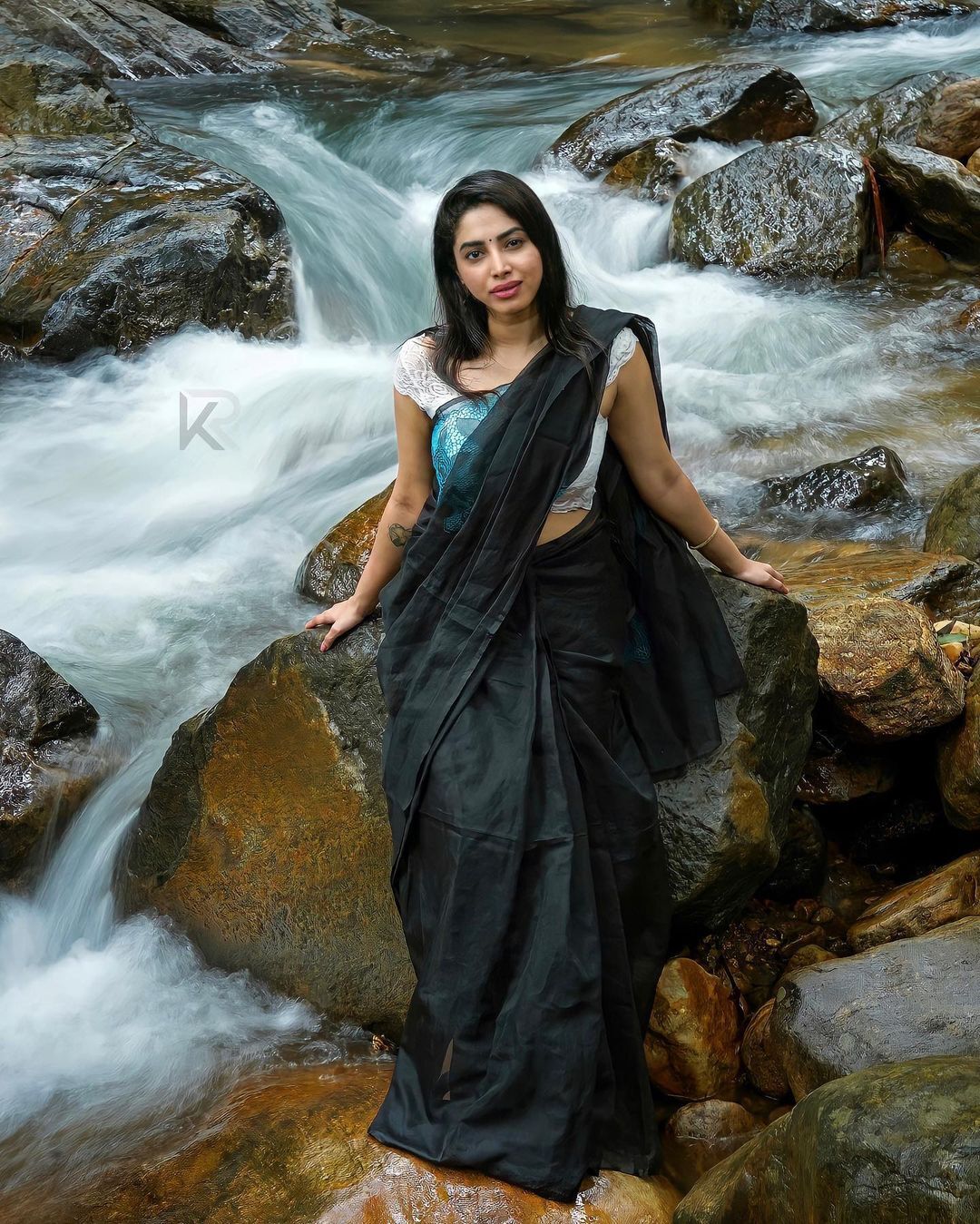 ഫോട്ടോയെടുക്കുന്ന നേരത്ത് അനക്ക് ഒരു കവിത എഴുതിക്കൂടെ; അമേയയുടെ വൈറല്‍ ഫോട്ടോയില്‍ ആരാധകര്‍