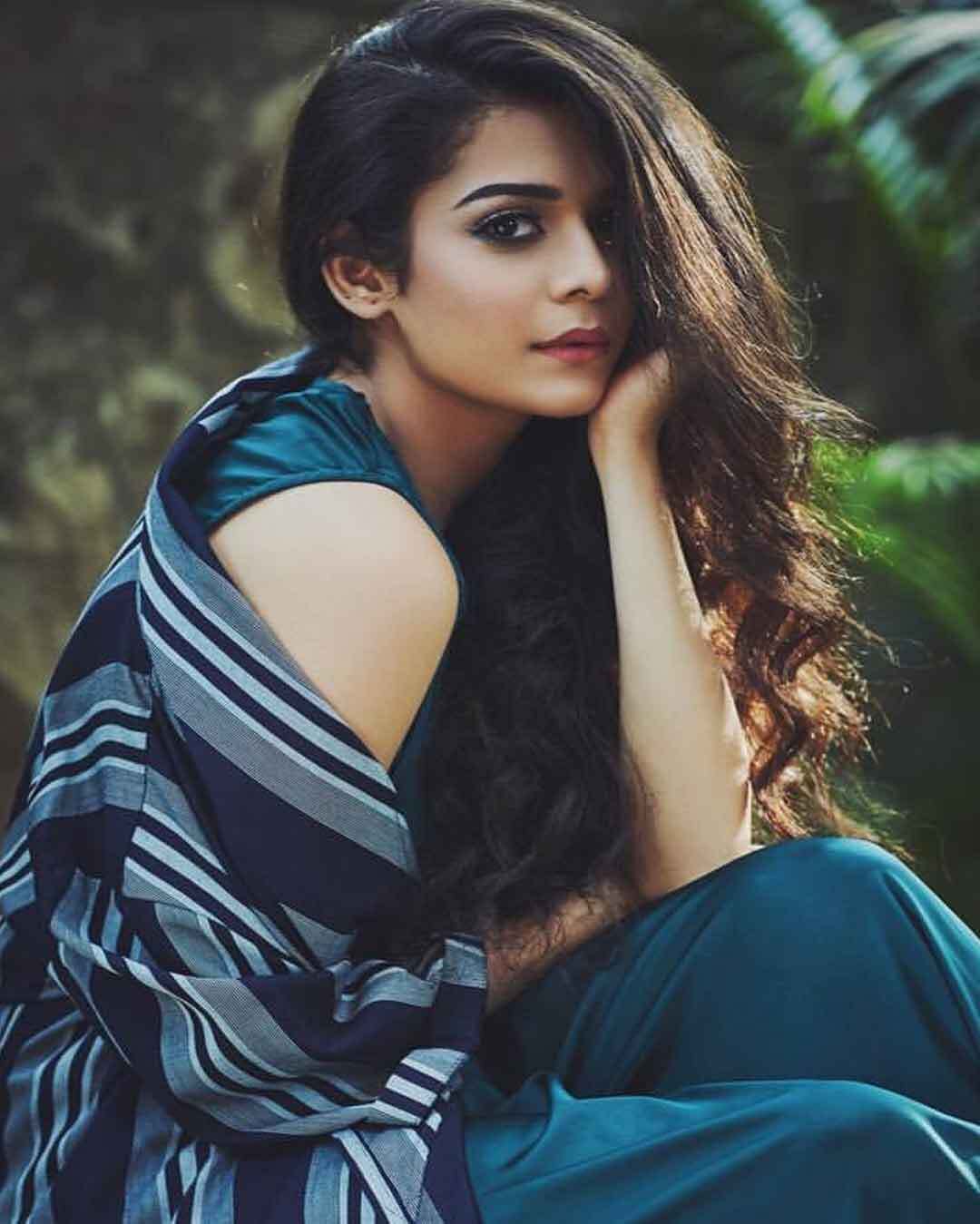 रियल लाइफ में बेहद ही ग्लैमरस हैं वेब सीरीज Little things की मिथिला पालकर