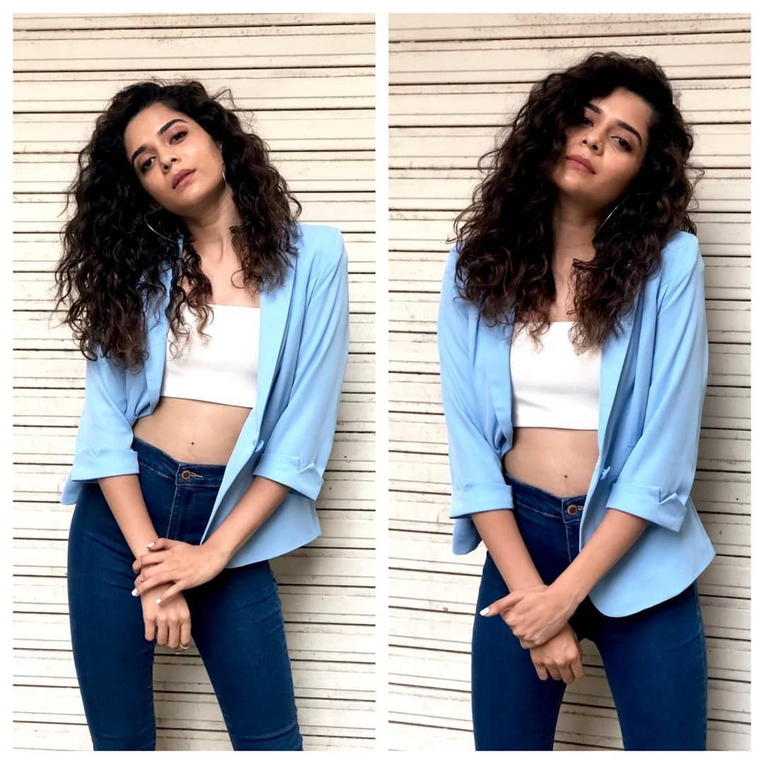 रियल लाइफ में बेहद ही ग्लैमरस हैं वेब सीरीज Little things की मिथिला पालकर