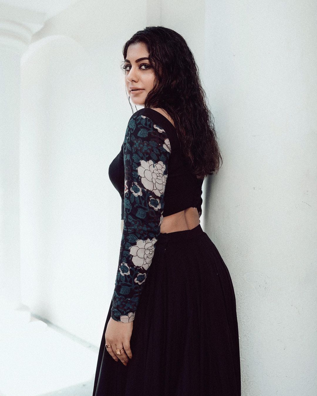 കറുപ്പഴകില്‍ സുന്ദരിയായി മീര നന്ദന്‍; സോഷ്യല്‍ മീഡിയയില്‍ വൈറലായി താരത്തിന്റെ പുതിയ ഫോട്ടോഷൂട്ട്