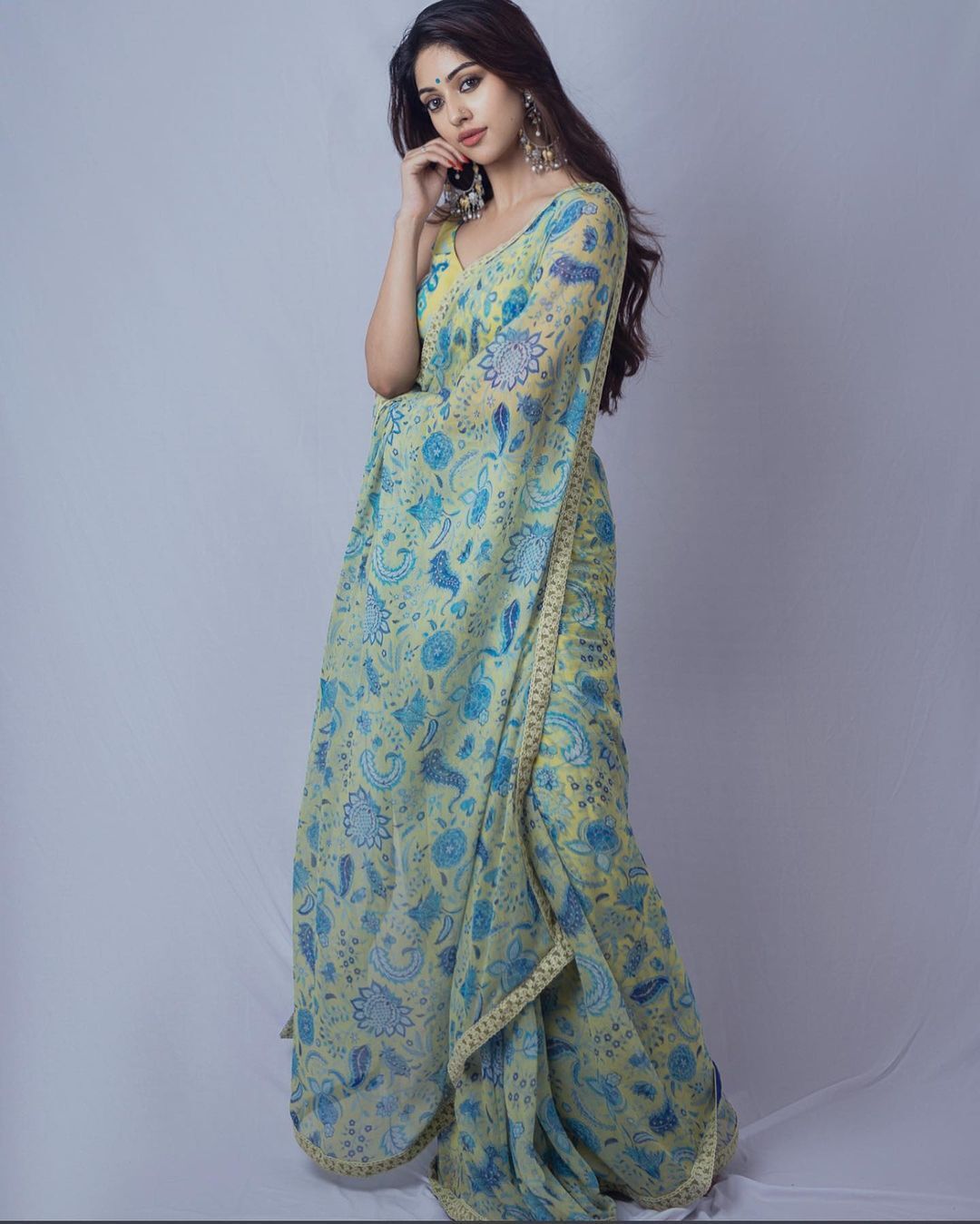 സാരിയില്‍ അതിസുന്ദരിയായി അനു ഇമ്മാനുവല്‍; ഫോട്ടോഷൂട്ട് ഏറ്റെടുത്ത് ആരാധകര്‍