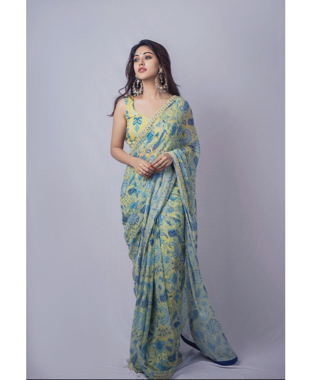 സാരിയില്‍ അതിസുന്ദരിയായി അനു ഇമ്മാനുവല്‍; ഫോട്ടോഷൂട്ട് ഏറ്റെടുത്ത് ആരാധകര്‍