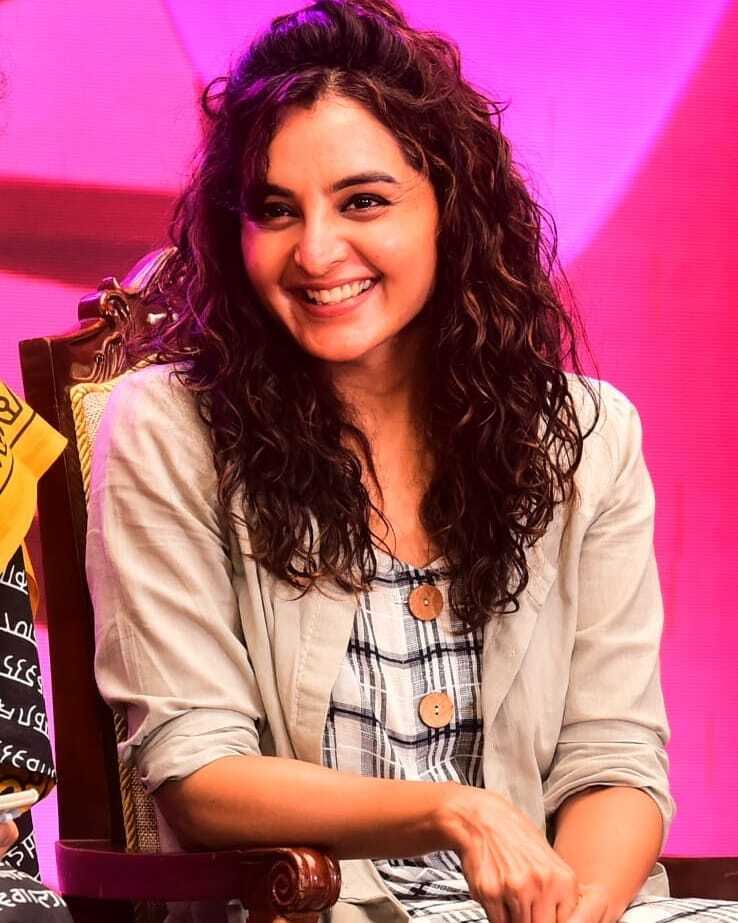 'സ്വയം സ്നേഹിക്കാൻ മറക്കരുത്', നിറചിരിയോടെ മഞ്ജു വാര്യർ, ഏറ്റെടുത്ത് ആരാധകർ,- ചിത്രങ്ങൾ