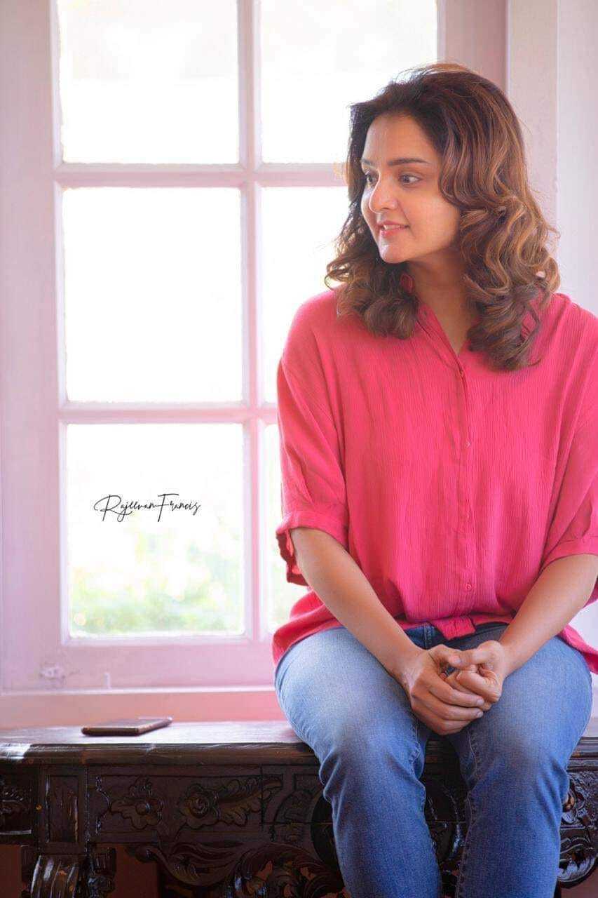 'സ്വയം സ്നേഹിക്കാൻ മറക്കരുത്', നിറചിരിയോടെ മഞ്ജു വാര്യർ, ഏറ്റെടുത്ത് ആരാധകർ,- ചിത്രങ്ങൾ