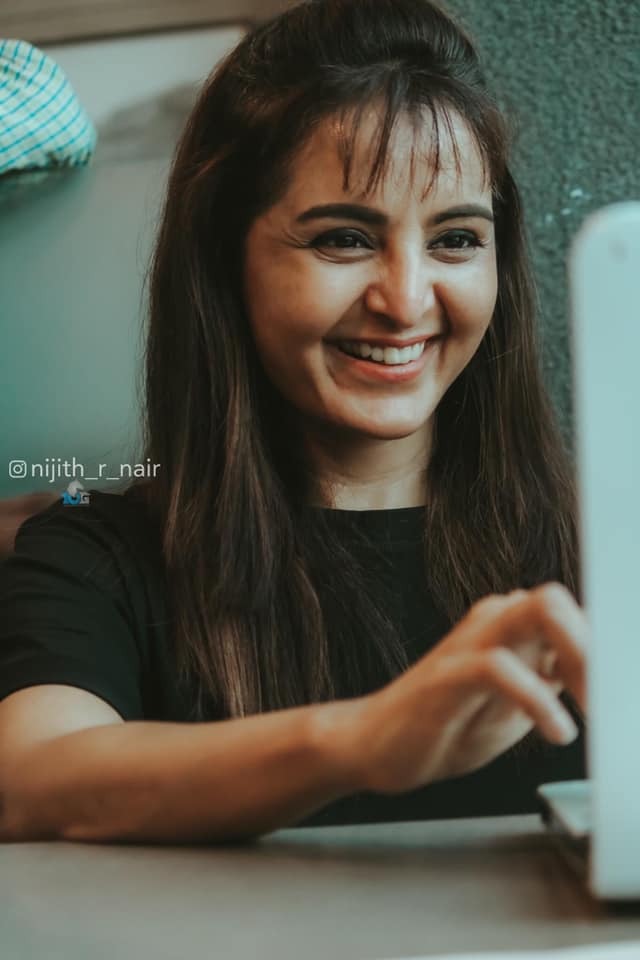 'സ്വയം സ്നേഹിക്കാൻ മറക്കരുത്', നിറചിരിയോടെ മഞ്ജു വാര്യർ, ഏറ്റെടുത്ത് ആരാധകർ,- ചിത്രങ്ങൾ